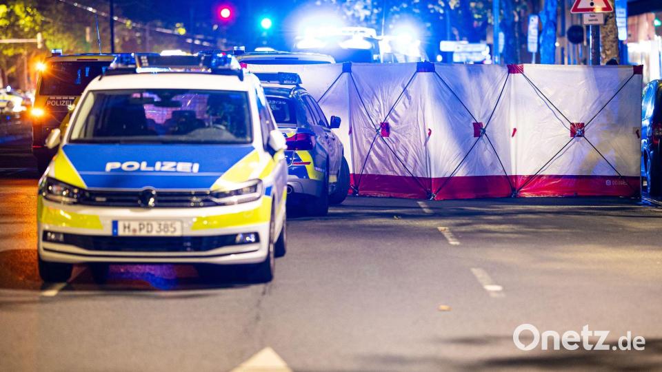 Einsatzkräfte sichern den Bereich vor Schaulustigen. Bild: Moritz Frankenberg/dpa