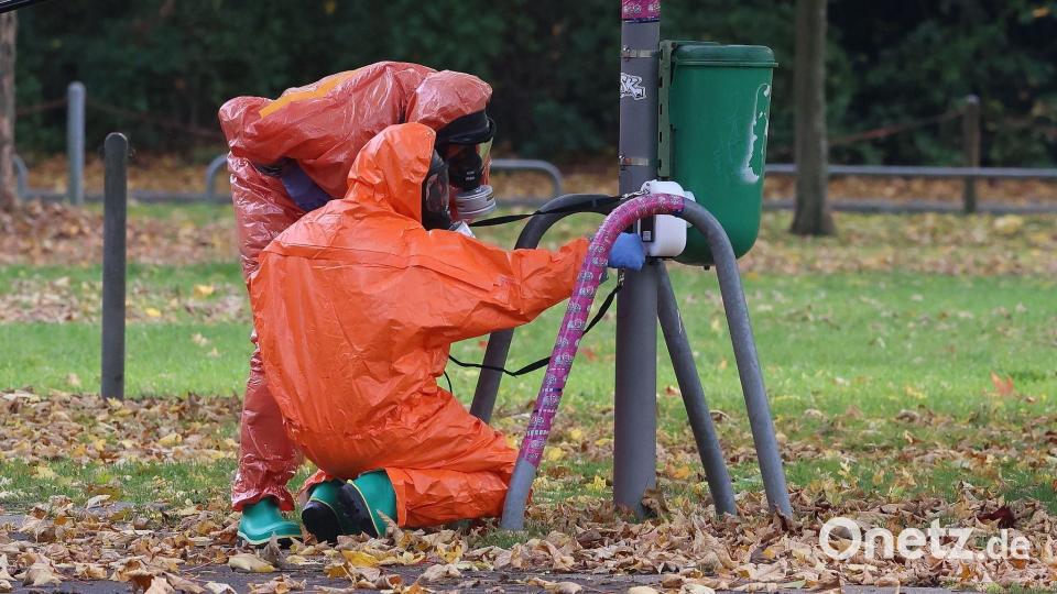 Feuerwehrleute überprüfen eine Mülltonne. Bild: David Young/dpa