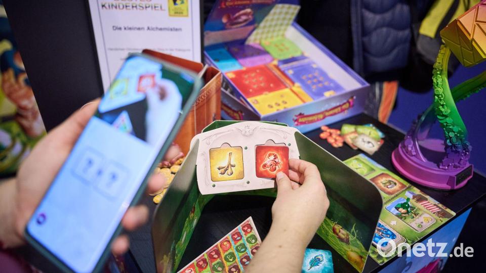 Für einige Spiele brauchen die Kinder eine App. Bild: Bernd Thissen/dpa