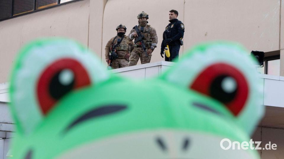 Protestaktion im Froschkostüm vor ICE-Gebäude in Portland Bild: Jenny Kane/AP/dpa