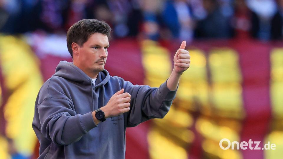 Daumen hoch: HSV-Cheftrainer Merlin Polzin kann derzeit mit seiner Mannschaft zufrieden sein. (Archivbild) Bild: Jan Woitas/dpa
