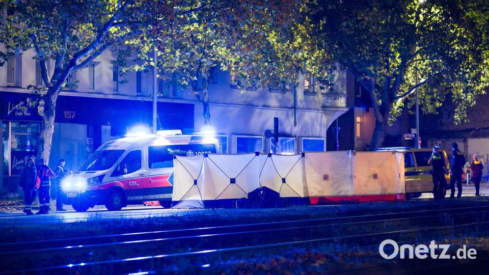 Einsatzkräfte sichern den Tatort. Bild: Moritz Frankenberg/dpa