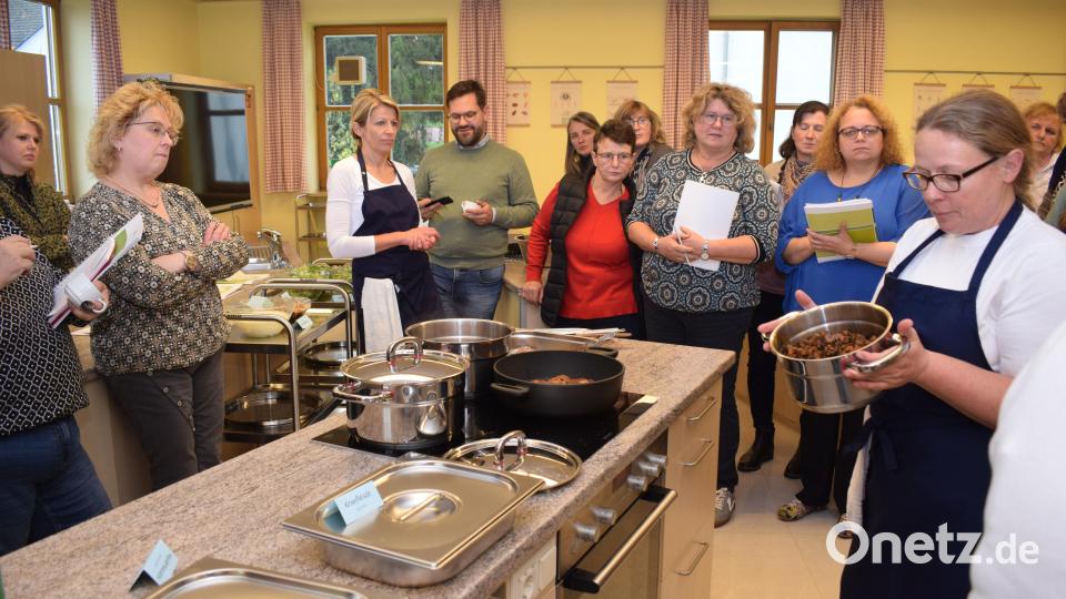 Auf die richtige Zubereitung kommt es an. Lehramtsanwärterinnen den Berufsfachschule geben dazu wertvolle Tipps. Bild: bnr