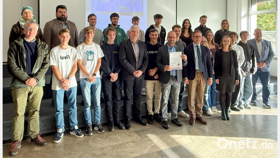 Die Schülerinnen und Schüler des P-Seminars Biologie des Herzog-Christian-August-Gymnasiums wurden für ihr nachhaltiges Projekt mit dem P-Seminar-Preis 2025 ausgezeichnet. Bild: Petra Hartl