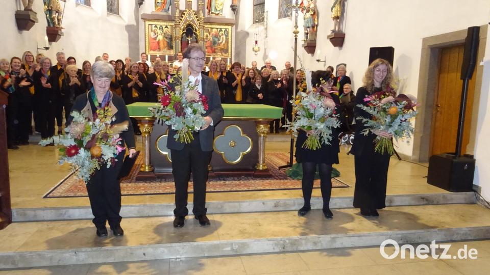 Mit langanhaltendem Applaus ernteten die Dirigenten den Lohn für die Darbietungen. Von links: Sue Clark-Schmidt, Berthold Strahl, Myonnie Bada-Albrecht und Andrea Wein. Bild: Alfons Prechtl