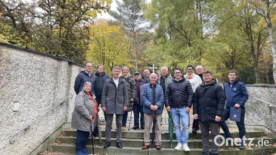 Die Treppe soll bald Vergangenheit sein, die Besucher des Waldfriedhofs sollen in Zukunft durch ein elektrisches Tor Zugang zum Friedhof erhalten. Bild: Lukas Büchold