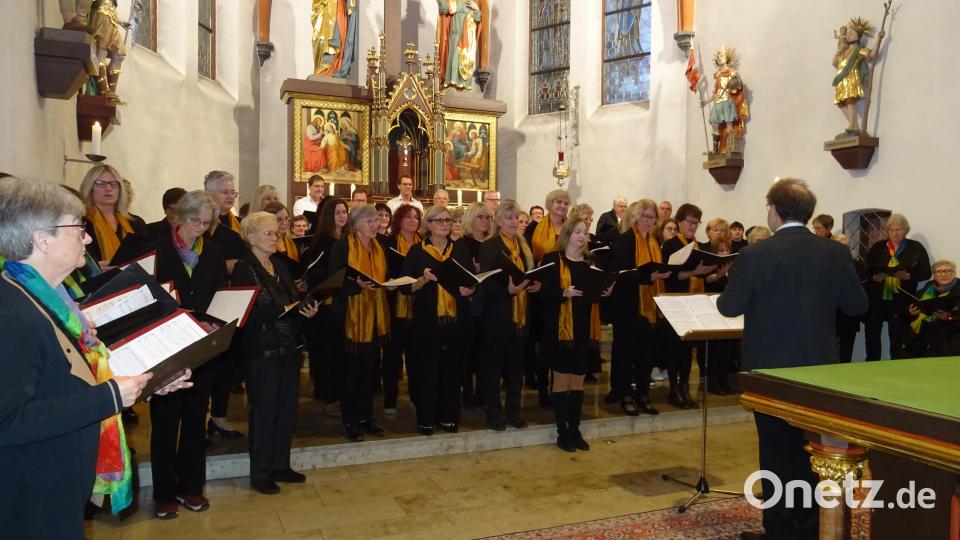 Ein gewaltiger Schlusschor unter der Leitung von Berthold Strahl setzte den Endpunkt eines freudigen Konzerts. Bild: Alfons Prechtl