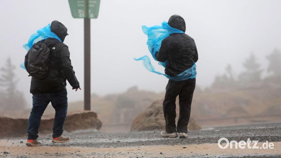 Sturmtief "Joshua" - Sachsen-Anhalt: Wanderer gehen am Nachmittag auf dem Brocken entlang. Bild: Matthias Bein/dpa