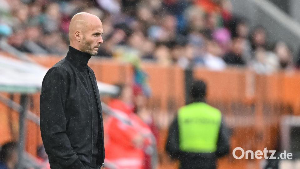 Hat vorerst Rückendeckung in Wolfsburg: VfL-Cheftrainer Paul Simonis. (Archivbild) Bild: Harry Langer/dpa
