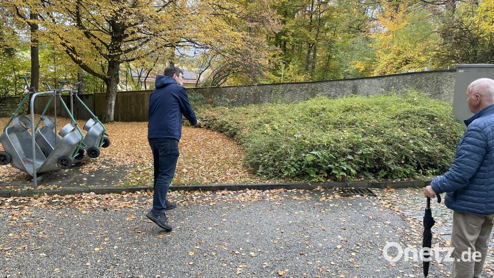 Bernd Müller erklärt, wo in Zukunft der Zugang für den Friedhof sein wird. Bild: Lukas Büchold