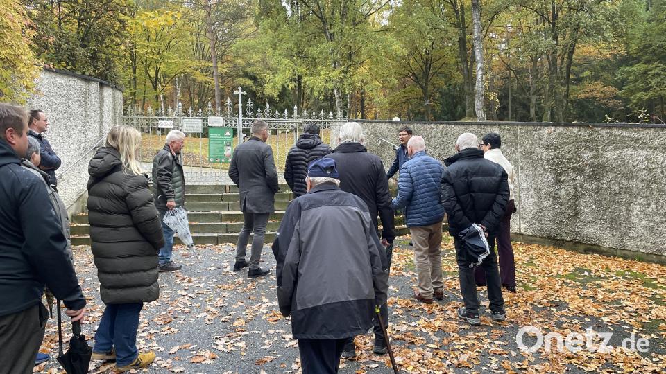 Die Besucher hören Bernd Müller bei seinen Erklärungen gespannt zu. Bild: Lukas Büchold