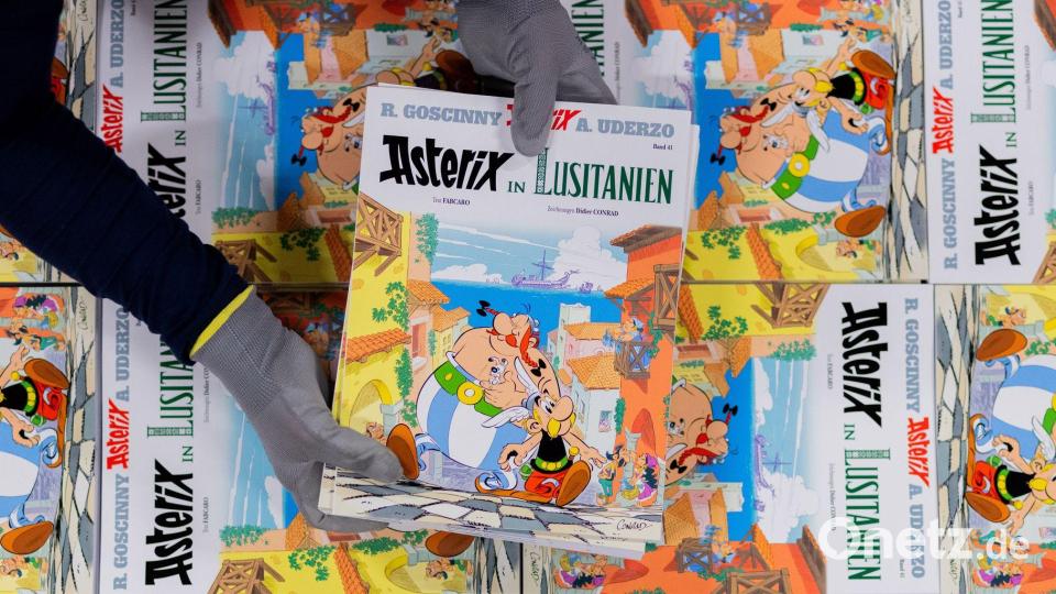 Ausgaben des neuen Asterix-Bandes Nummer 41. Bild: Rolf Vennenbernd/dpa