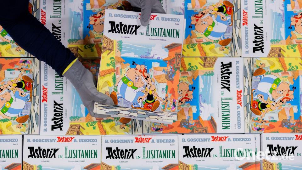 Ausgaben des neuen Asterix-Band Nummer 41 mit dem Titel „Lusitanien“ werden in einer Logistikhalle in Köln konfektioniert und in Displays für den Einzelhandel verpackt. Bild: Rolf Vennenbernd/dpa