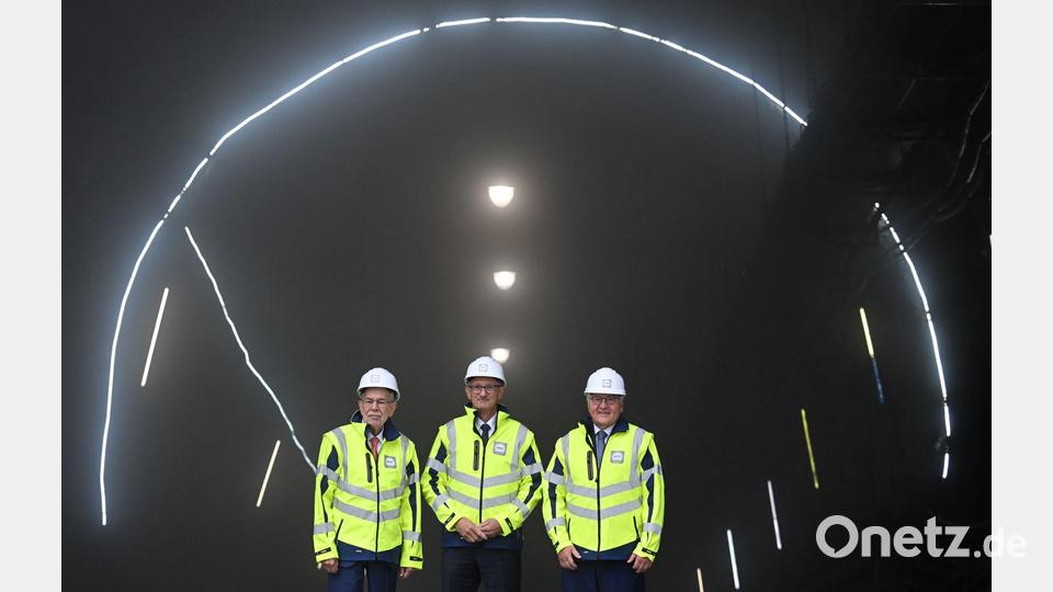 Österreichs Bundespräsident Alexander van der Bellen (l-r), Tirols Landeshauptmann Anton Mattle und Bundespräsident Frank-Walter Steinmeier besichtigten die Baustelle des Brenner-Basistunnels. Bild: Soeren Stache/dpa