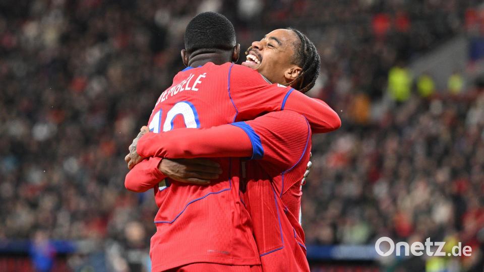 Ousmane Dembele (l) traf für Paris beim überlegenen Sieg in Leverkusen. Bild: Bernd Thissen/dpa
