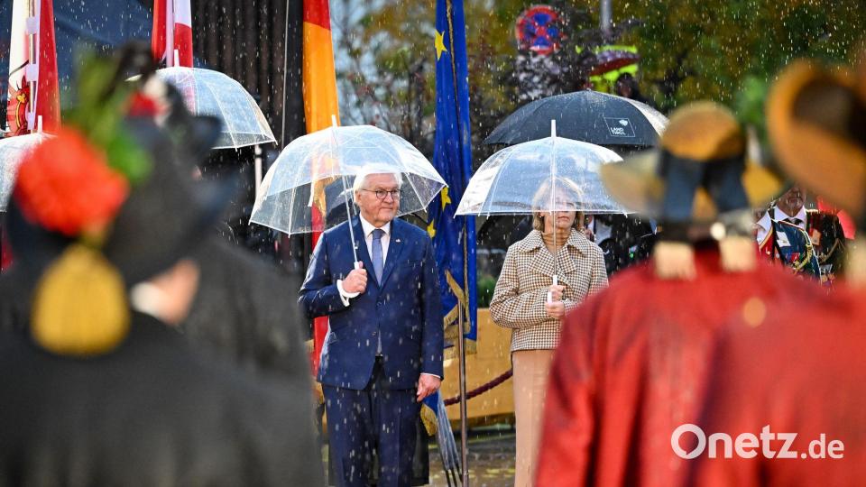 Bundespräsident Frank-Walter Steinmeier und seine Ehefrau Elke Büdenbender nehmen im strömenden Regen am landesüblichen Empfang durch die Tiroler Schützenkompanie teil. Bild: Soeren Stache/dpa