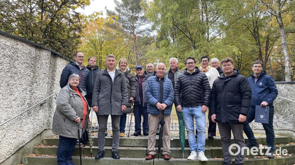 Die Treppe soll bald Vergangenheit sein, die Besucher des Waldfriedhofs sollen in Zukunft durch ein elektrisches Tor Zugang zum Friedhof erhalten. Bild: Lukas Büchold