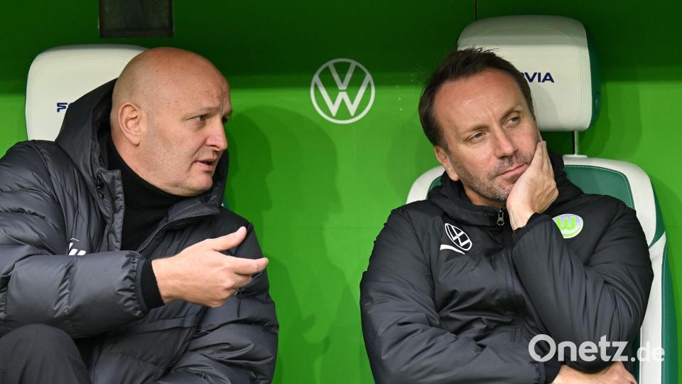 Müssen sich Fragen gefallen lassen: Wolfsburgs Geschäftsführer Peter Christiansen (l) und Sportdirektor Sebastian Schindzielorz. (Archivbild) Bild: Swen Pförtner/dpa