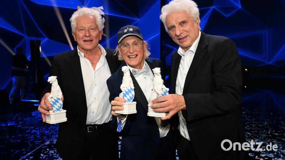 Die Preisträger Miroslav Nemec (l-r), Otto Waalkes und Udo Wachtveitl stehen bei der Verleihung des TV- und Streaming-Awards "Blauer Panther" in der BMW Welt in München auf der Bühne. Bild: Felix Hörhager/dpa