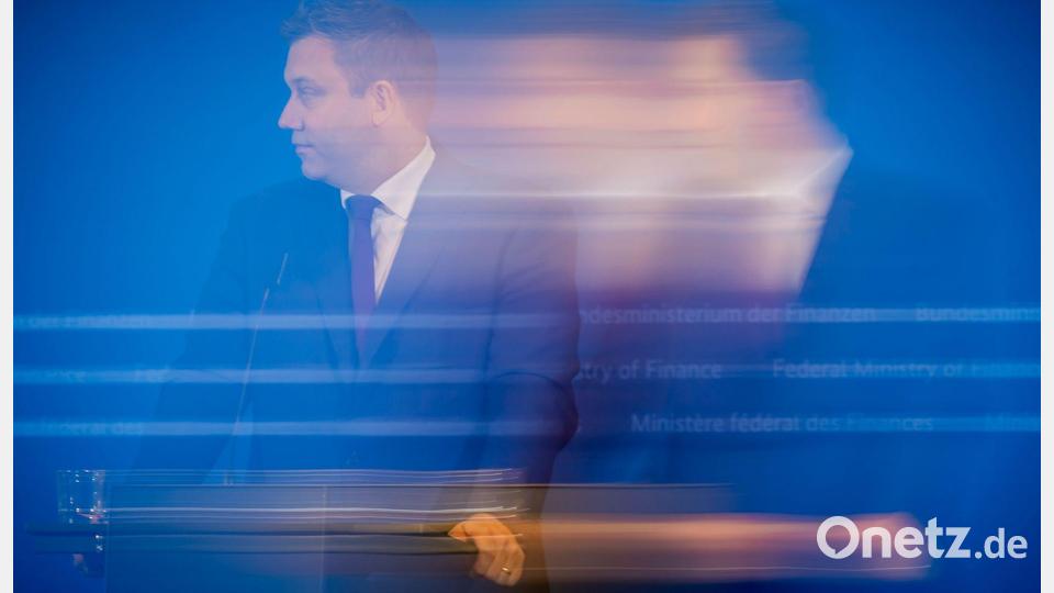 Bundesfinanzminister Lars Klingbeil äußert sich bei einer Pressekonferenz zur Sitzung des Arbeitskreises Steuerschätzung im Bundesfinanzministerium. (Wischeffekt durch Mitziehen) Bild: Christoph Soeder/dpa