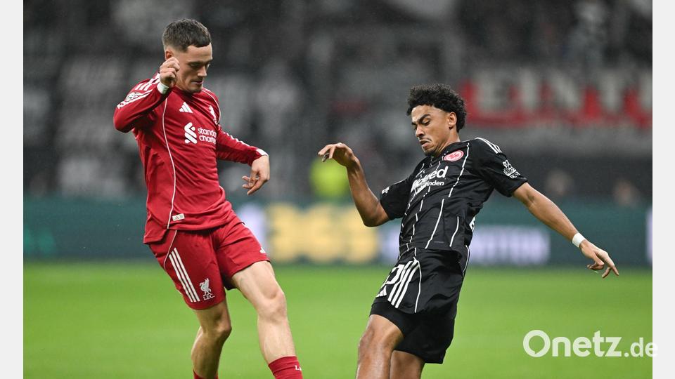Spielte sich selbst aus und Eintracht Frankfurt um Nathaniel Brown (r) noch tiefer in die Krise: Liverpools Florian Wirtz (l). Bild: Arne Dedert/dpa