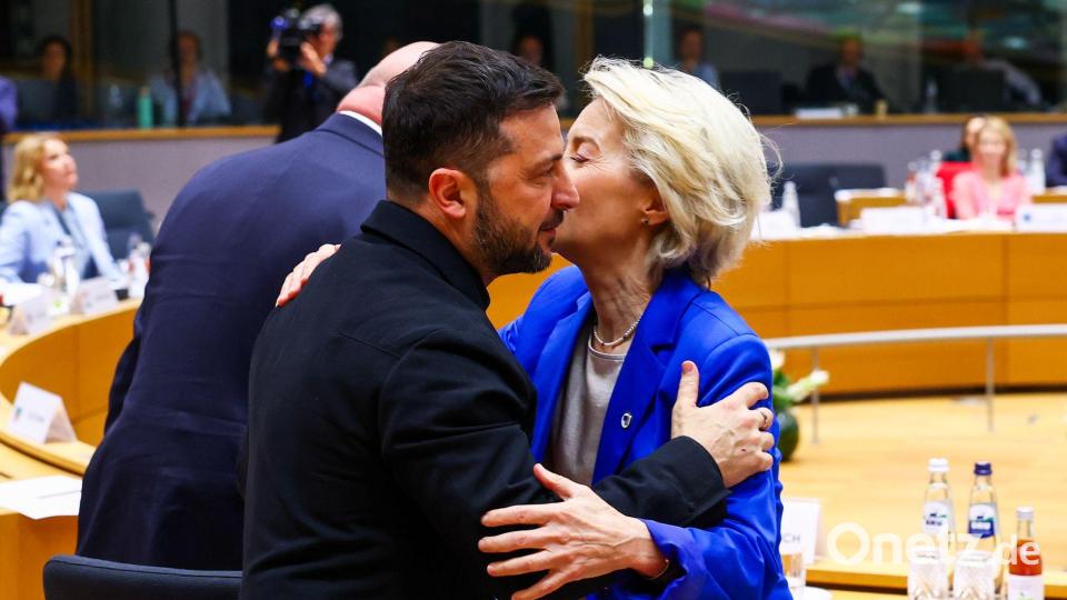 Herzliche Begrüßung von Ursula von der Leyen, Präsidentin der Europäischen Kommission, für den ukrainischen Präsidenten Wolodymyr Selenskyj bei einem Treffen am runden Tisch auf dem EU-Gipfel. Bild: Yves Herman/Pool Reuters via AP/dpa