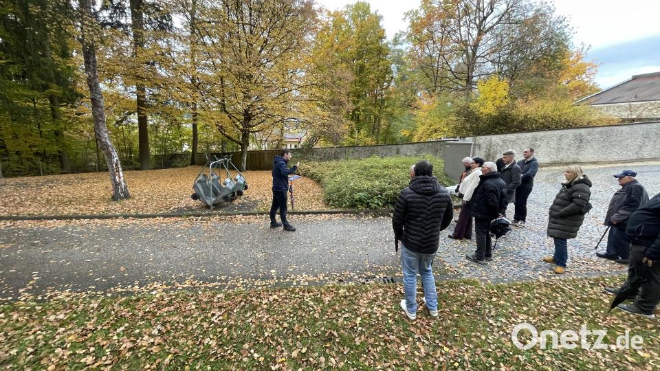 Bernd Müller erklärt, wo in Zukunft der Zugang für den Friedhof sein wird. Bild: Lukas Büchold