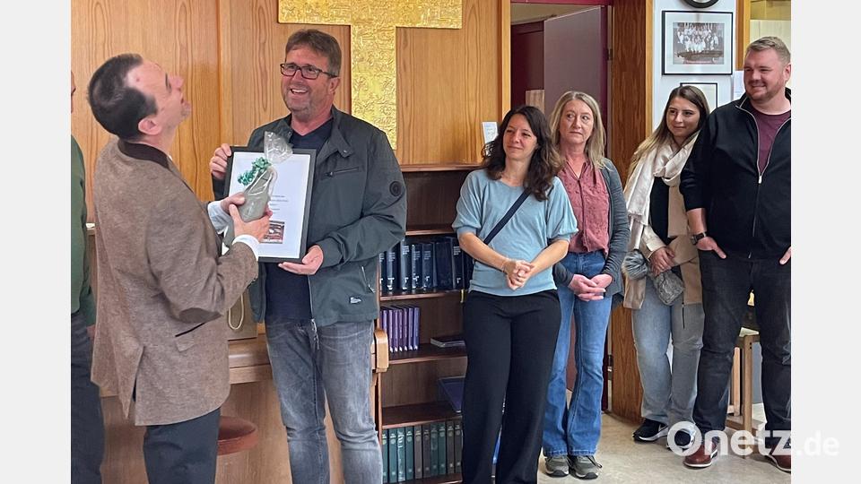 Auch der Kirchenvorstand gratulierte Pfarrer Klausfelder zum Geburtstag. Bild: rpp