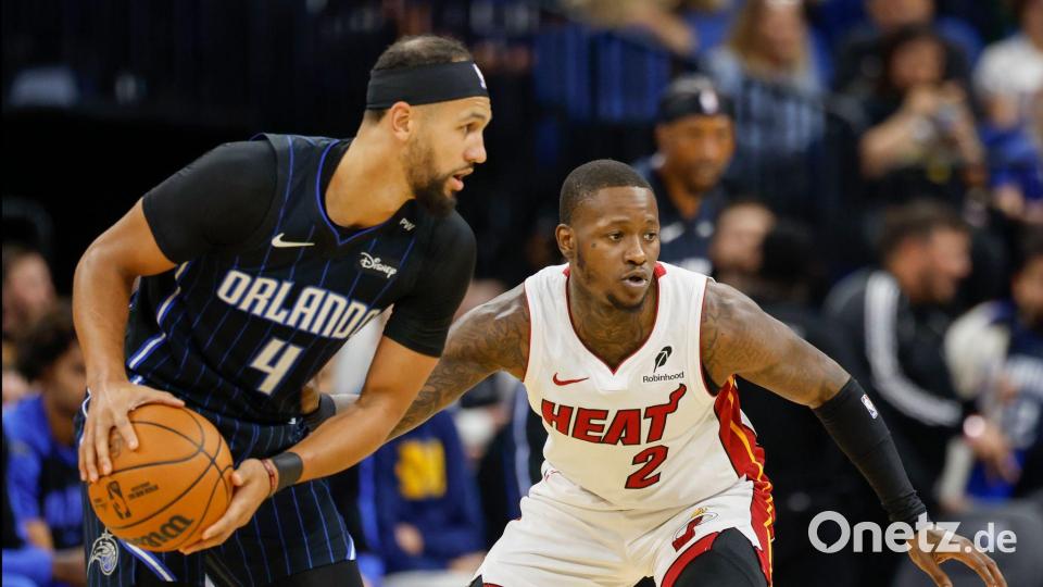 Terry Rozier (r) von den Miami Heat wurde nach dem Spiel in Orlando festgenommen. Bild: Kevin Kolczynski/AP/dpa