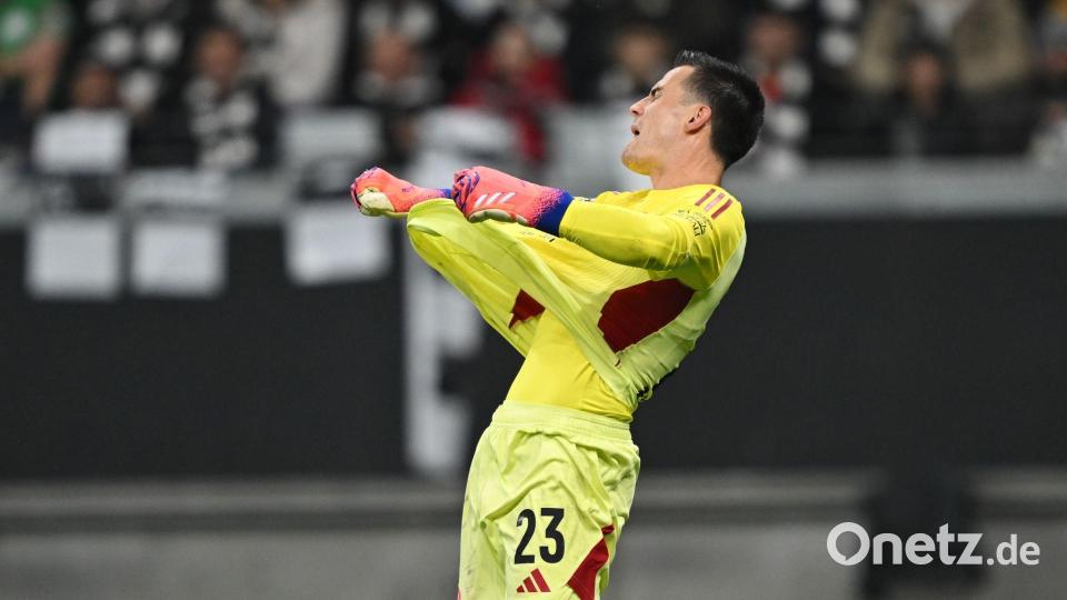 Frankfurts Torwart Michael Zetterer ärgerte sich über die vielen Gegentore gegen den FC Liverpool. Bild: Arne Dedert/dpa