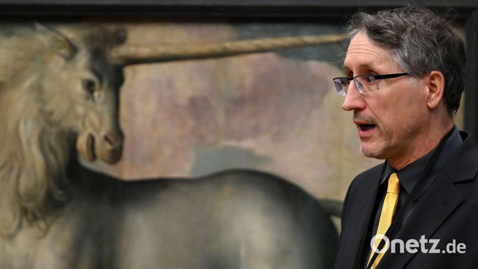 Der Historiker Michael Philipp klärt darüber auf, dass das Horn der Einhörner angeblich Vergiftungen heilen sollte. Bild: Lilli Förter/dpa