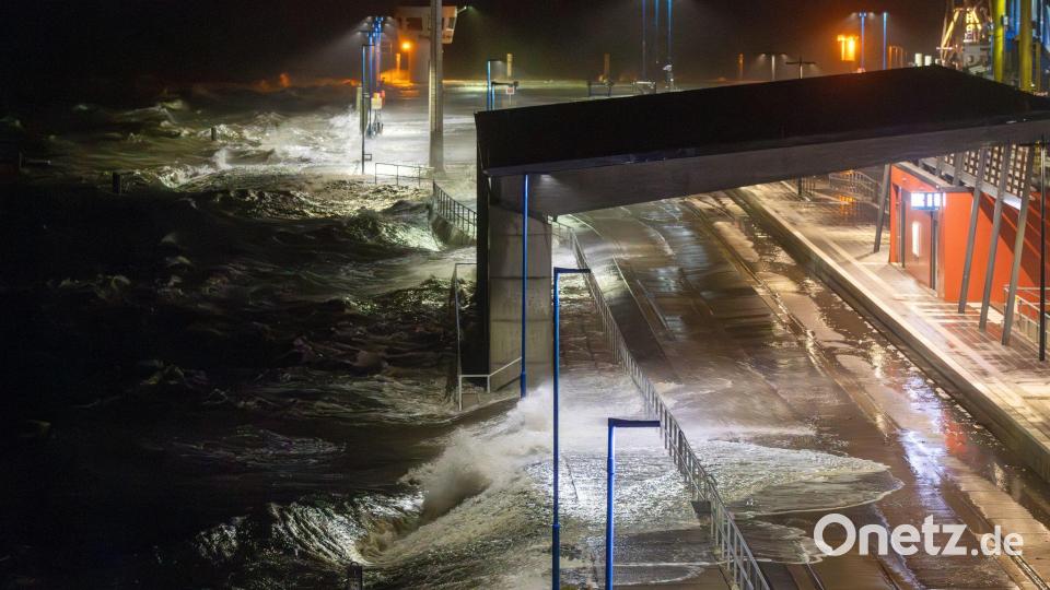 Das Wasser der Nordsee drückt bei Sturm auf den Fährhafen Dagebüll. Bild: Bodo Marks/dpa