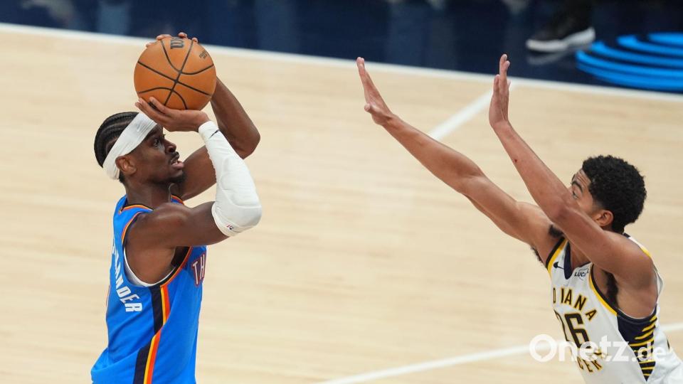 Shai Gilgeous-Alexander (links) von den Okalhoma City Thunder stellte gegen die Indiana Pacers seinen persönlichen Punkterekord ein. Bild: Darron Cummings/AP/dpa