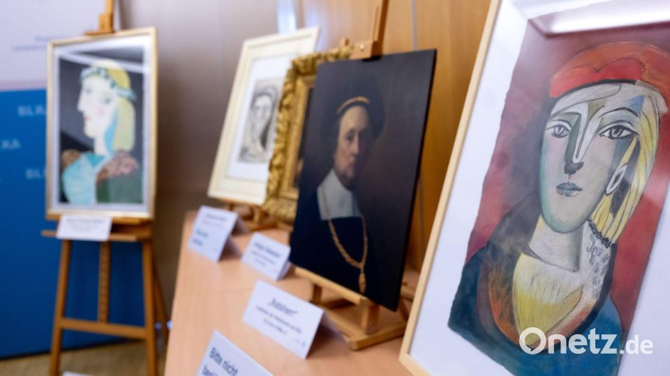Ermittler aus Bayern haben in Deutschland und Nachbarstaaten mutmaßlich gefälschte Kunstwerke im Millionenwert sichergestellt. Bild: Sven Hoppe/dpa