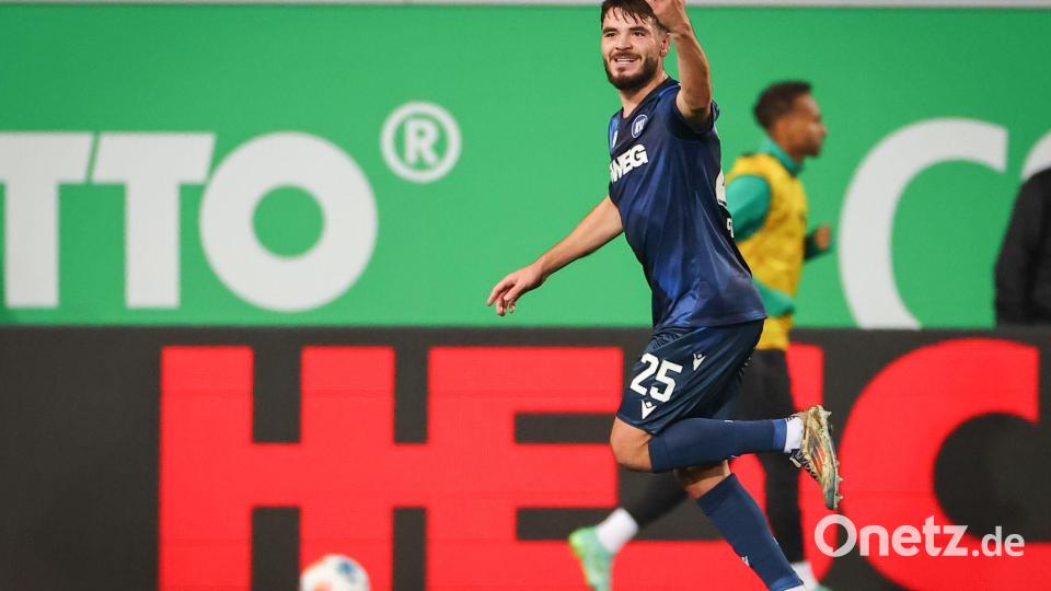 KSC-Profi Lilian Egloff jubelt nach seinem Tor im Fürther Ronhof. Bild: Daniel Karmann/dpa