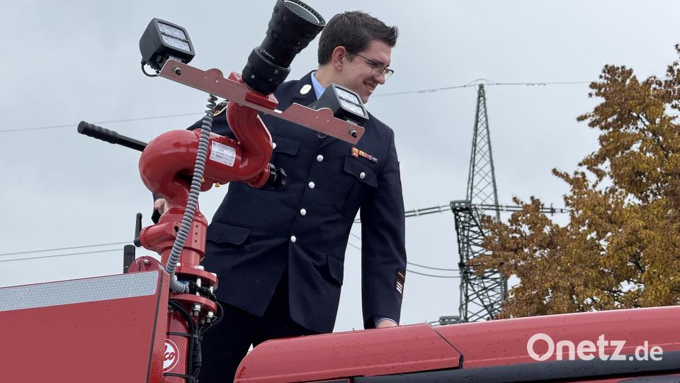 Ein Wasserwerfer kann auf dem Dach des TLF 4000 bedient werden. Bild: Gabi Schönberger