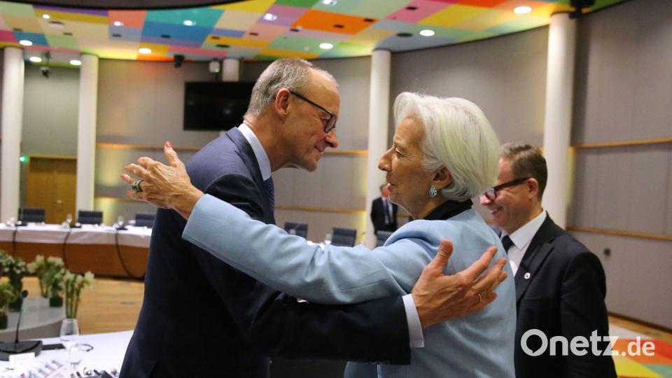 Bundeskanzler Friedrich Merz (l) umarmt Christine Lagarde, Präsidentin der Europäischen Zentralbank, während eines Essens im Rahmen des Euro-Gipfels. Bild: Francois Walschaerts/Pool AP/AP/dpa