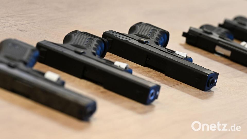 Kriminelle verwenden auch zu scharfen Waffen umgebaute Schreckschusswaffen. Bild: Arne Dedert/dpa