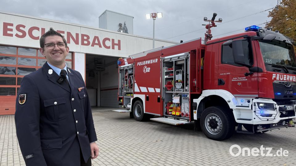 Kommandant Matthias Friedrich von der Feuerwehr Windischeschenbach präsentiert das nagelneue Tanklöschfahrzeug TLF 4000. Bild: Gabi Schönberger
