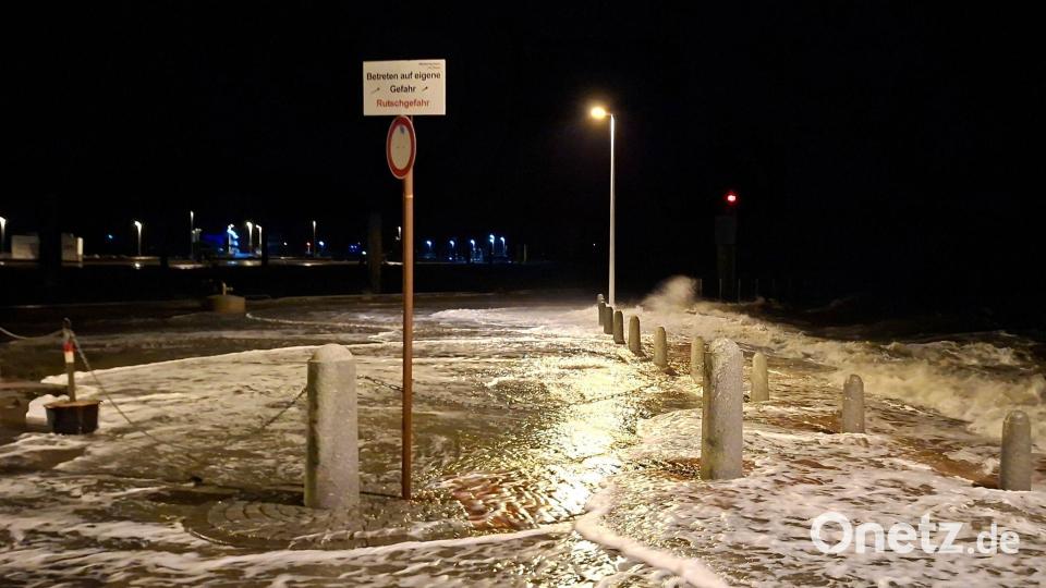 Wellen überspülen die Promenade in Wilhelmshaven. Bild: Kai Moorschlatt/dpa