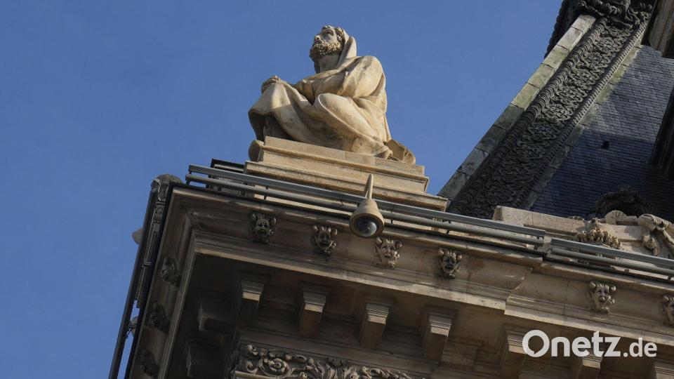 Die Polizei hofft die Louvre-Einbrecher dank zahlreicher Spuren zu fassen (Archivbild). Bild: Thibault Camus/AP/dpa