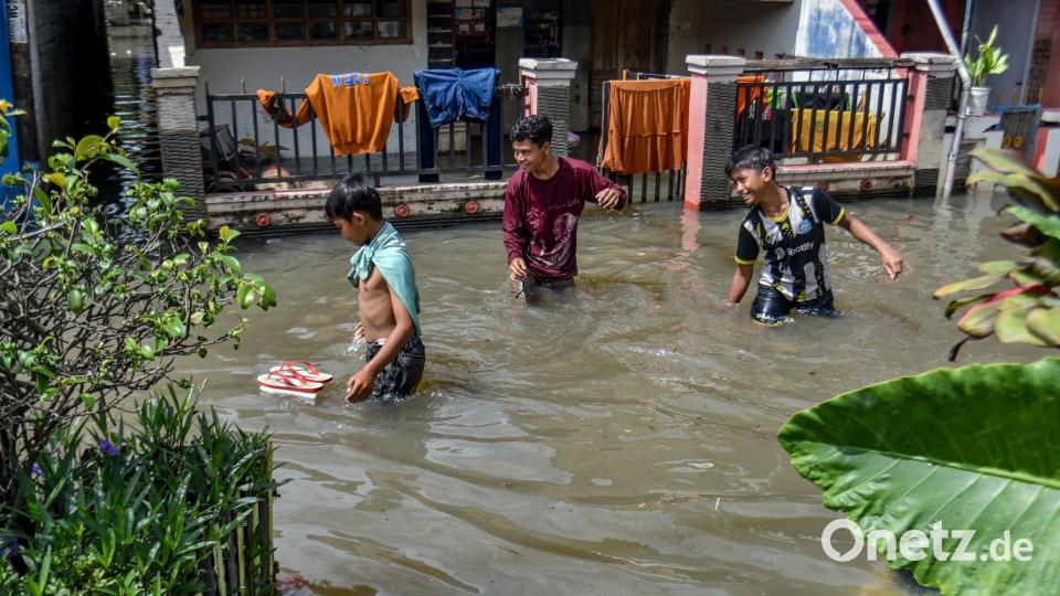 Überschwemmungen – Kinder trotzen den Fluten in West-Java Bild: Dimas Rachmatsyah/ZUMA Press Wire/dpa