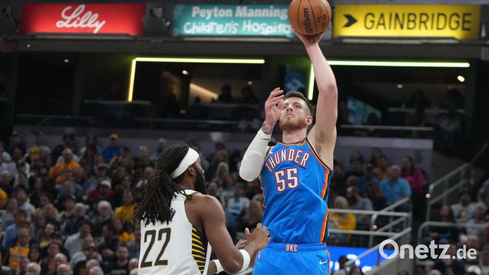 Isaiah Hartenstein (r) sammelte 14 Rebounds für Oklahoma ein. Bild: Darron Cummings/AP/dpa