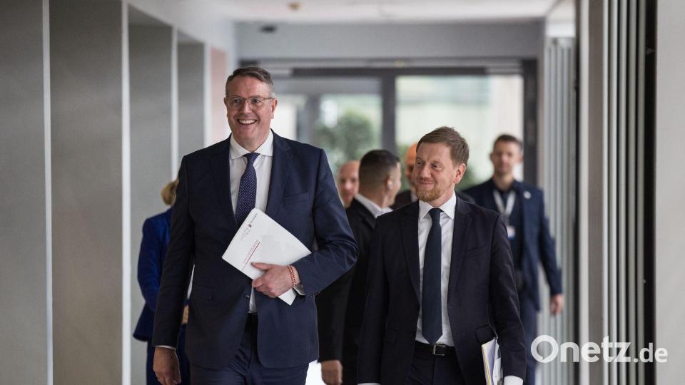 Der Vorsitzende der Ministerpräsidentenkonferenz Alexander Schweitzer (SPD) und sein Vize, Michael Kretschmer (CDU) sehen sich als „Möglichmacher“. Bild: Hannes P. Albert/dpa