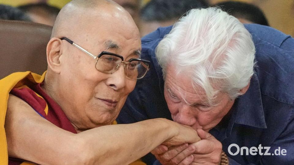 Eine besondere Beziehung: Richard Gere besucht die Geburtstagsfeier des Dalai Lama. (Archivbild) Bild: Ashwini Bhatia/AP/dpa