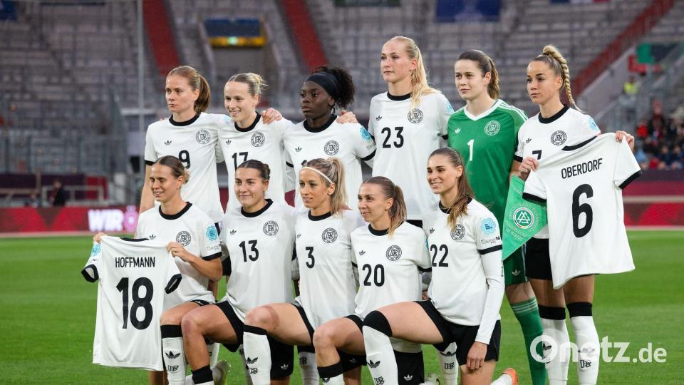Das DFB-Team erinnerte vor dem Spiel auch an die verletzten Lena Oberdorf und Giovanna Hoffmann. Bild: Marius Becker/dpa