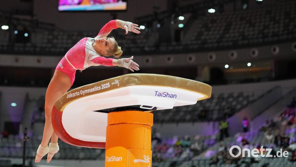 Sprung-Finale in Indonesien: Deutsche Hoffnung Karina Schönmaier bei der Turn-WM Bild: Dita Alangkara/AP/dpa
