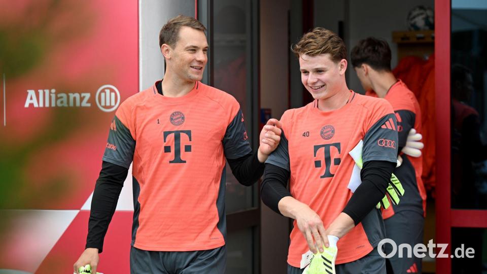 Jonas Urbig (r) darf gegen Gladbach statt Manuel Neuer (l) im Tor ran. Bild: Harry Langer/dpa