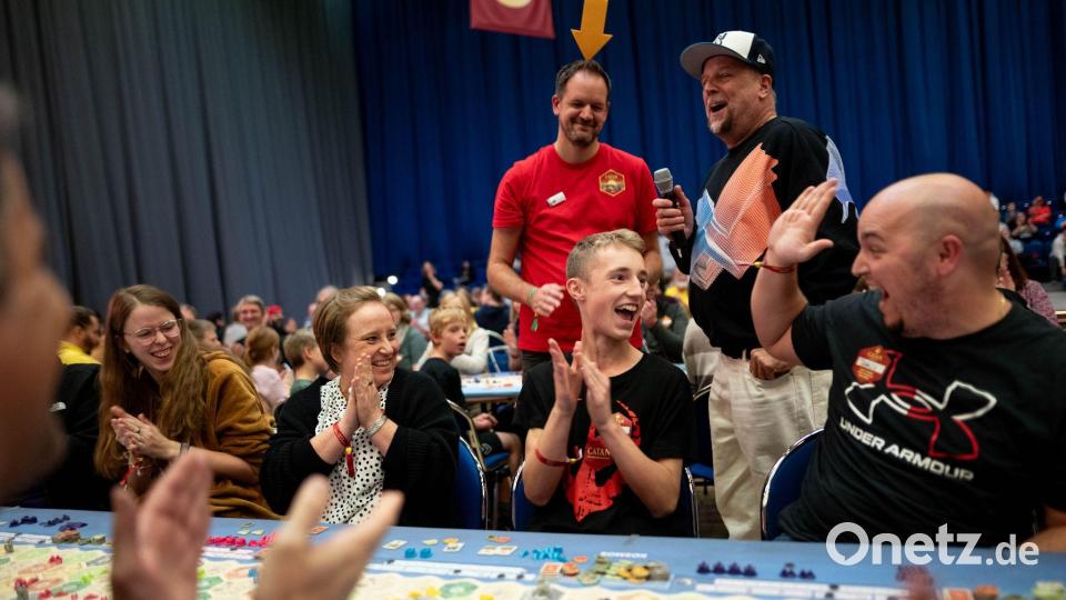 Und einen Gewinner gab es auch. „Ben“, hier in der Mitte, konnte das größte Catan-Spiel aller Zeiten gewonnen und wird von Rapper Smudo für sich entscheiden. Bild: Fabian Strauch/dpa