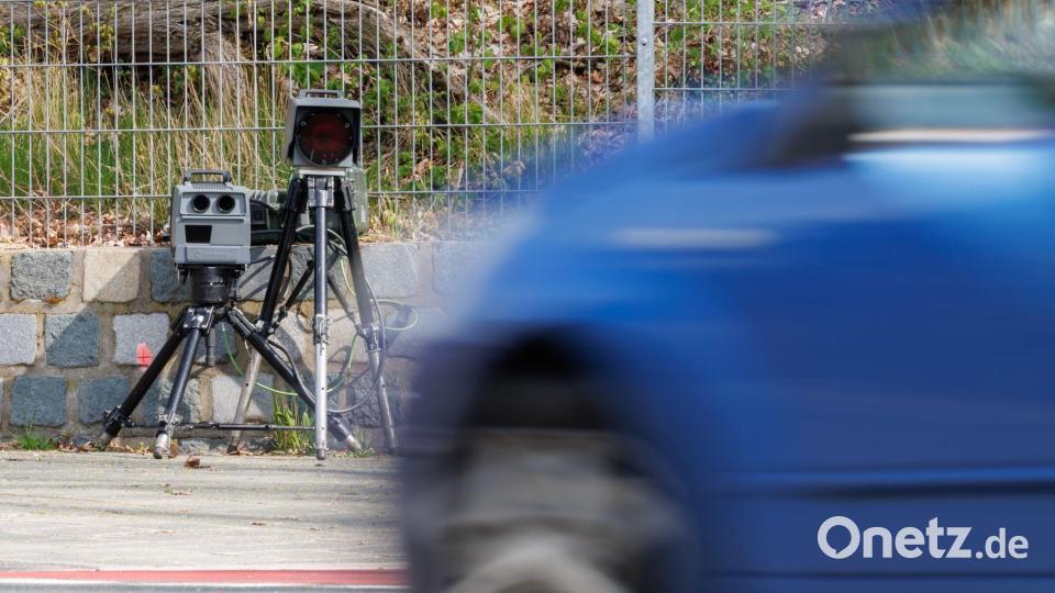 Geschwindigkeitsmessung in einer Tempo-30-Zone am Straßenrand: Der Zweckverband Kommunale Verkehrsüberwachung Oberpfalz sieht hier erhöhtes Gefahrenpotenzial in Neunburg vorm Wald. Symbolbild: Daniel Karmann/dpa/Symbolbild